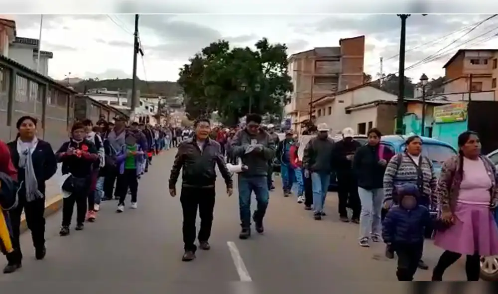 Pobladores se movilizan contra el alza de las tarifas de agua y luz. Pobladores se movilizan contra el alza de las tarifas de agua y luz.