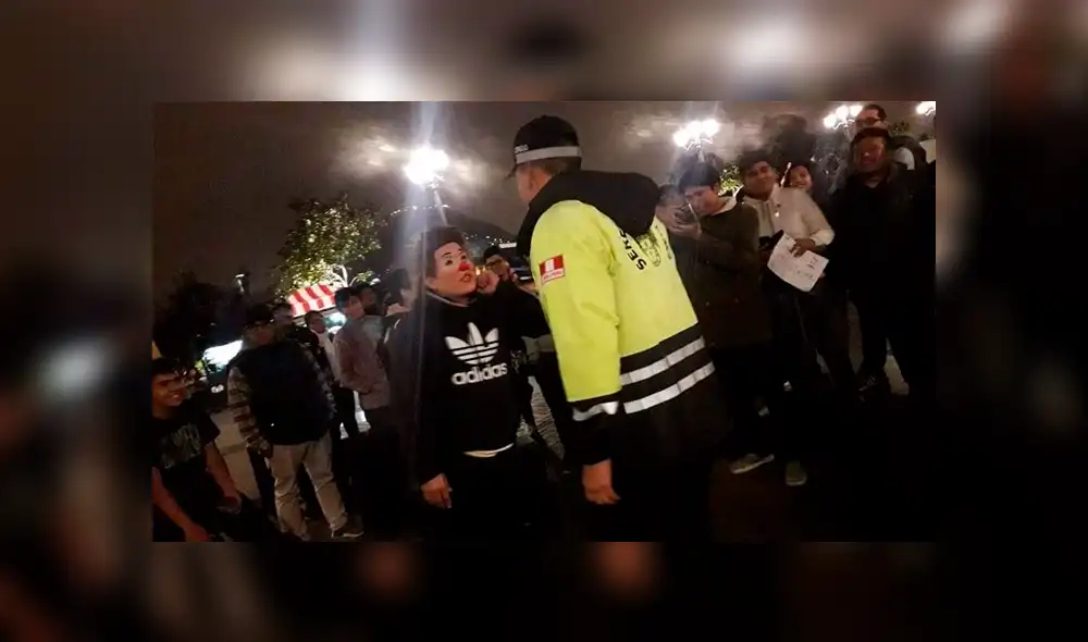 Video es viral en Facebook. Una gran sorpresa se llevaron los fans de Chupetín Trujillo, luego de ver a su ídolo siendo ‘detenido’ por un sereno en la Alameda Chabuca Granda. Foto: Captura. Video es viral en Facebook. Una gran sorpresa se llevaron los fans de Chupetín Trujillo, luego de ver a su ídolo siendo ‘detenido’ por un sereno en la Alameda Chabuca Granda. Foto: Captura.