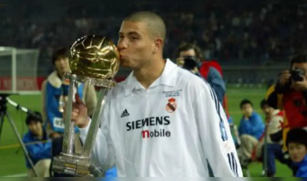 El 'fenómeno' Ronaldo con la copa intercontinental del año 2002. Foto: Internet.
