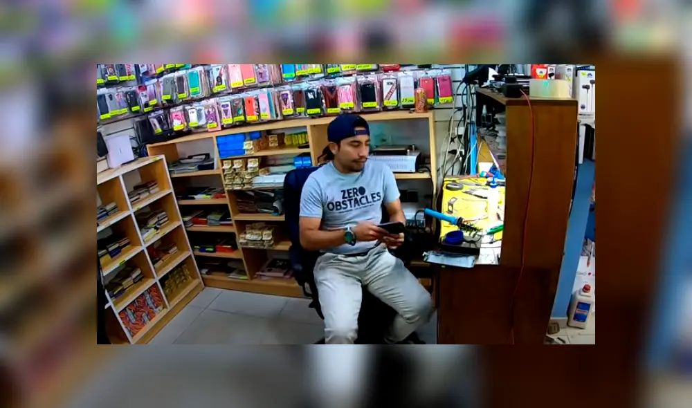 Video es viral en YouTube. El joven llevó su celular a varios técnicos y descubrió que varios inventaban problemas para incrementar los costos de reparación. Foto: Captura.