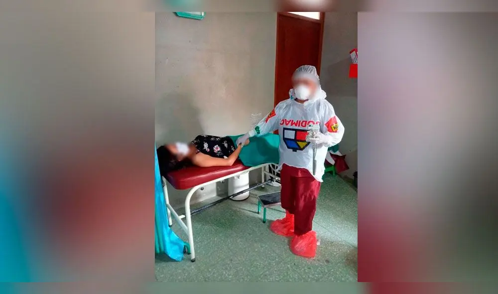 Personal de salud usa bolsas para protegerse del Coronavirus.