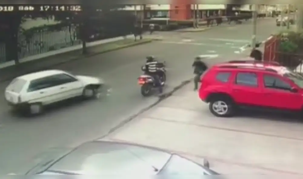 Conductor atropella a ladrones que tenían encañonado a un transeúnte [VIDEO]