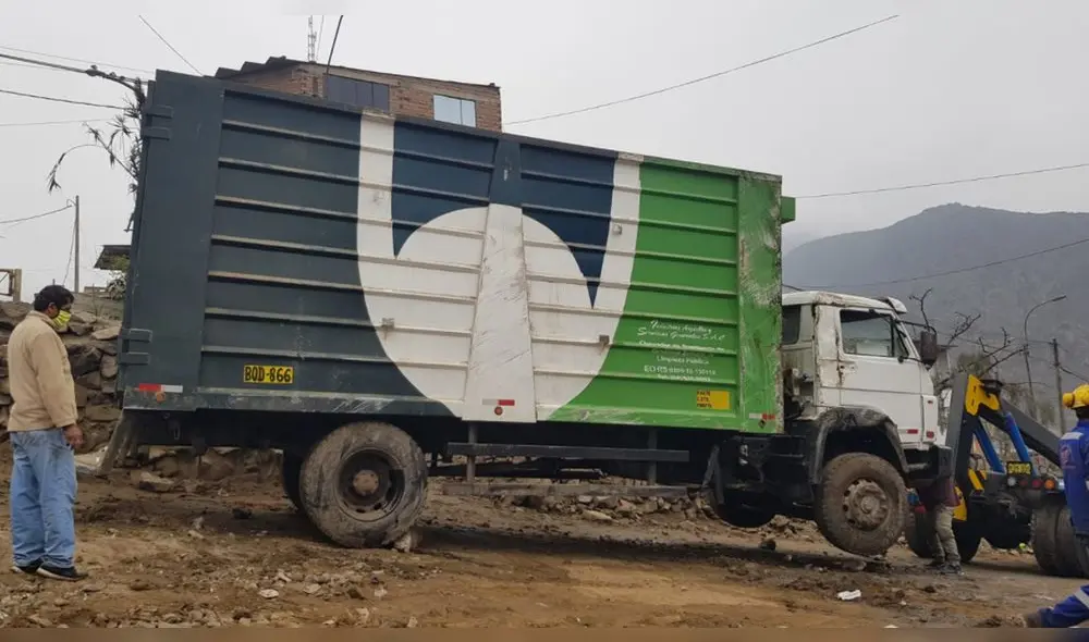 Una grúa acudió al lugar del accidente para retirar el camión. (Foto: Luis Ángel Villanueva / URPI - GLR)