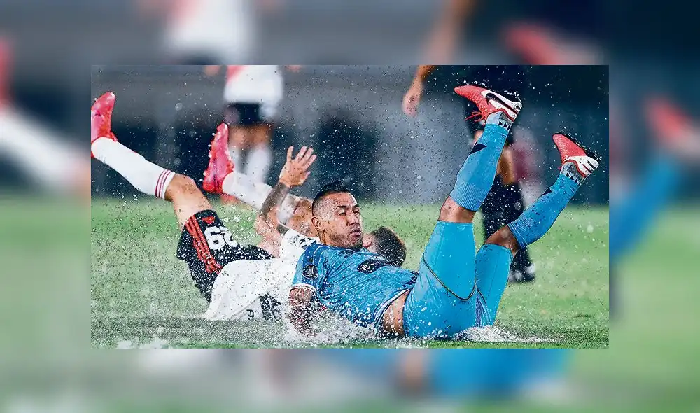 AME3774. BUENOS AIRES (ARGENTINA), 11/03/2020.- El jugador Gonzalo Montiel (atr·s) de River Plate cae este miÈrcoles tras una acciÛn contra ¡ngel Ojeda (adelante) de Deportivo Binacional, durante un partido del Grupo D de la Copa Libertadores, en el estadio Monumental de Buenos Aires (Argentina). EFE/Juan Ignacio Roncoroni AME3774. BUENOS AIRES (ARGENTINA), 11/03/2020.- El jugador Gonzalo Montiel (atr·s) de River Plate cae este miÈrcoles tras una acciÛn contra ¡ngel Ojeda (adelante) de Deportivo Binacional, durante un partido del Grupo D de la Copa Libertadores, en el estadio Monumental de Buenos Aires (Argentina). EFE/Juan Ignacio Roncoroni