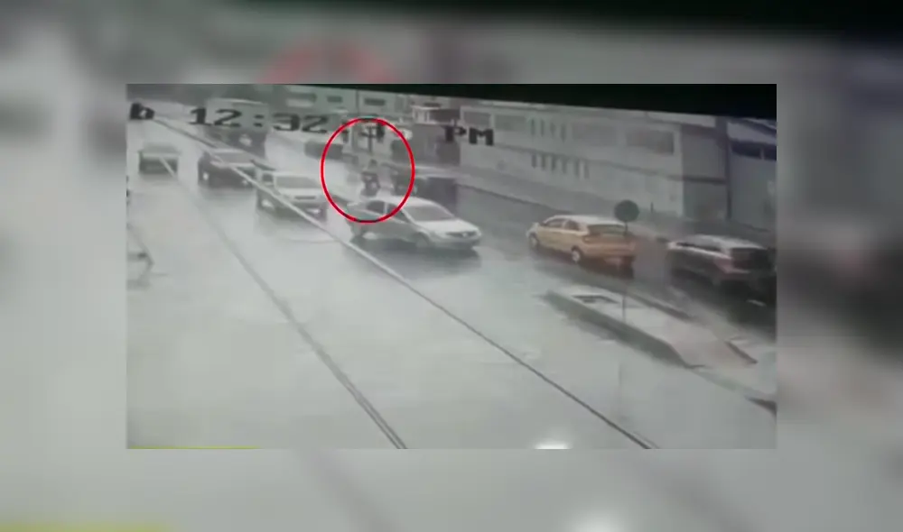 Motociclista casi muere ahorcado por cable que se descolgó de poste [VIDEO]