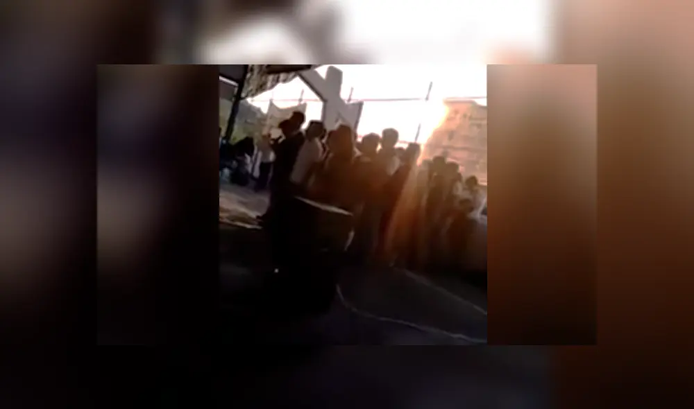 YouTube: Confunde juramento de la bandera con padre nuestro y es blanco de burlas [VIDEO]