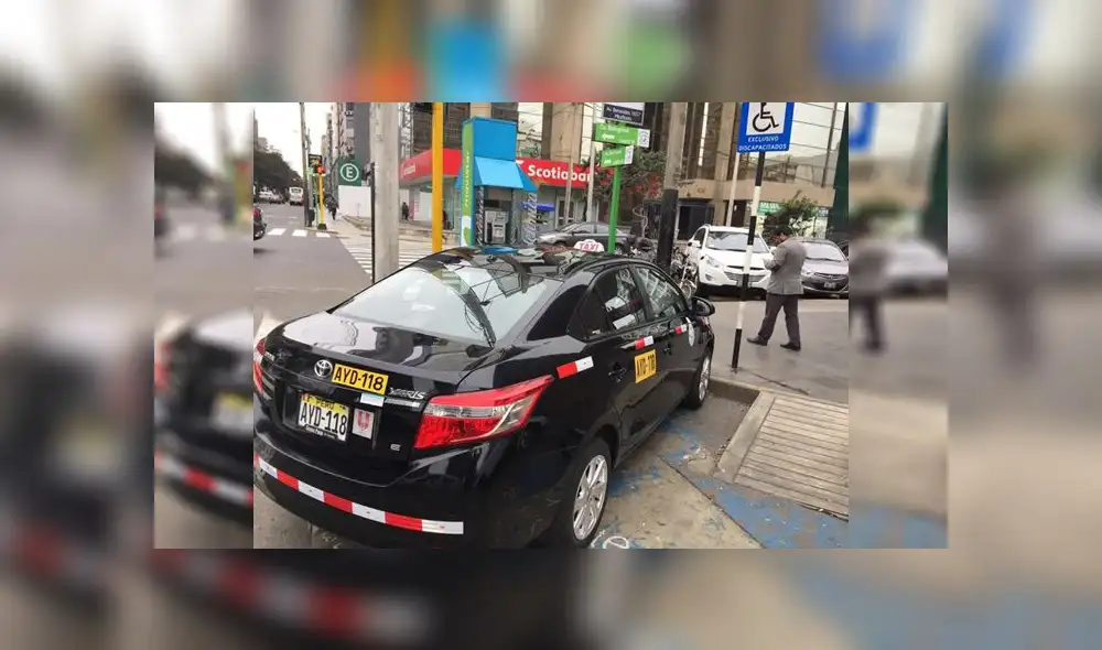 Taxista estaciona en vía exclusiva para discapacitados pese a señalización