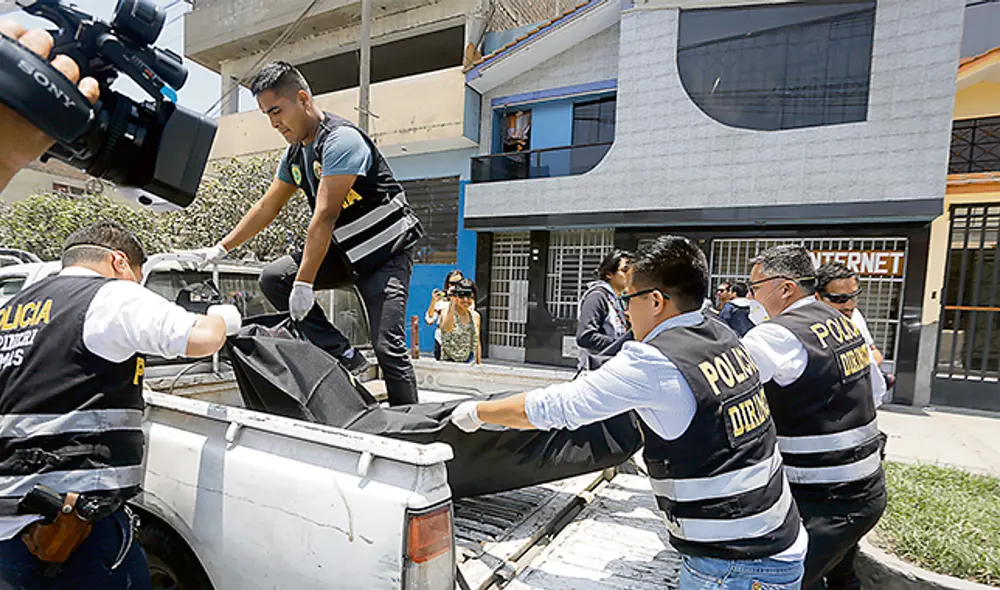 TRASLADO. El cuerpo de Jorge Cabanillas fue hallado envuelto en sábanas. Su esposa, Laura Wiese, es investigada por la Policía.