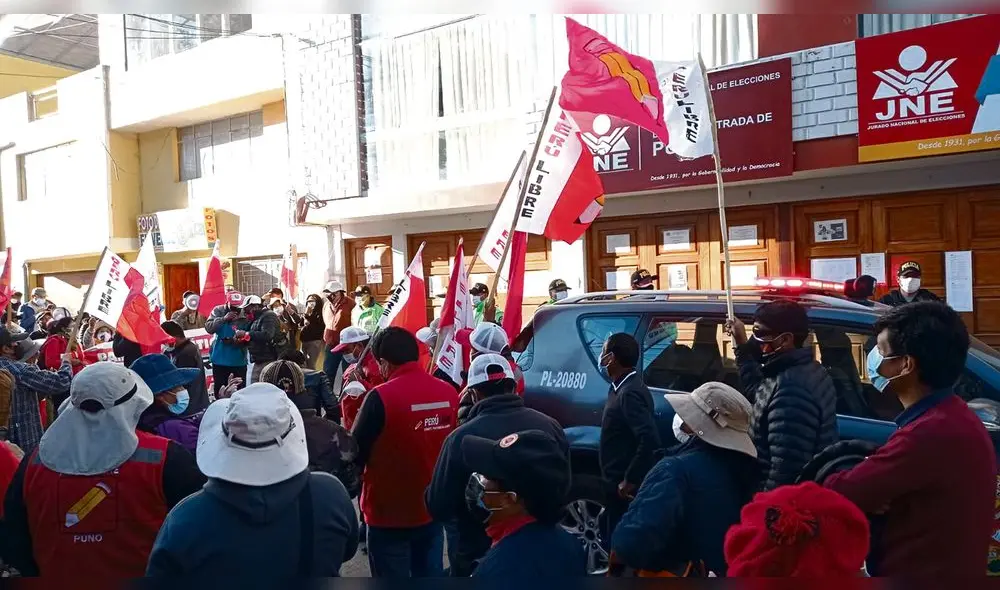 movilización. Decenas de arequipeños y cusqueños reclaman pronunciamiento del JNE. Gremios amenazan con convocar a más huelgas. movilización. Decenas de arequipeños y cusqueños reclaman pronunciamiento del JNE. Gremios amenazan con convocar a más huelgas.