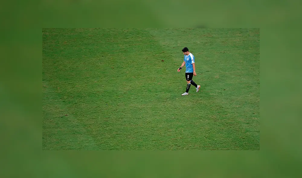 Pedro Gallese se acercó a Luis Suárez para consolarlo tras la eliminación de Uruguay en la Copa América 2019. (Foto: EFE)