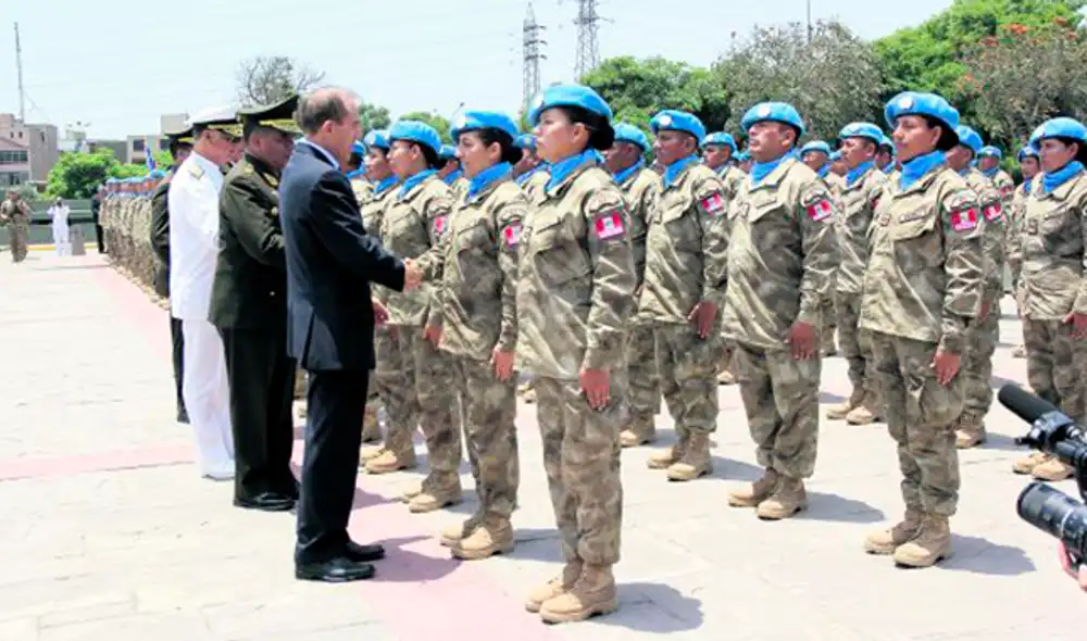 Con ellas. El ministro Walter Martos felicitó a algunas de las mujeres que integran la misión. (Foto: Antonio Melgarejo)