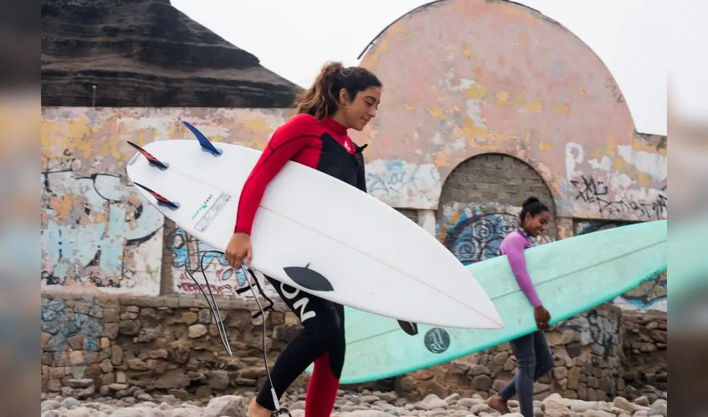 De chicas compitieron en la misma modalidad: longboard. Batirse solo las hizo más amigas.