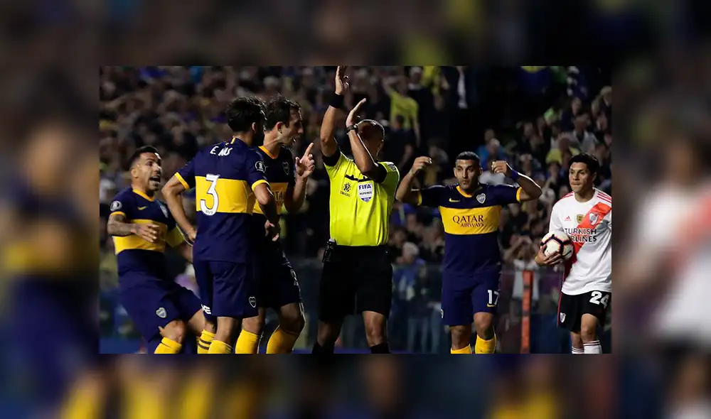 Momento exacto donde el árbitro, Wilton Sampaio, anula el gol de Boca por una mano en el área de River Momento exacto donde el árbitro, Wilton Sampaio, anula el gol de Boca por una mano en el área de River