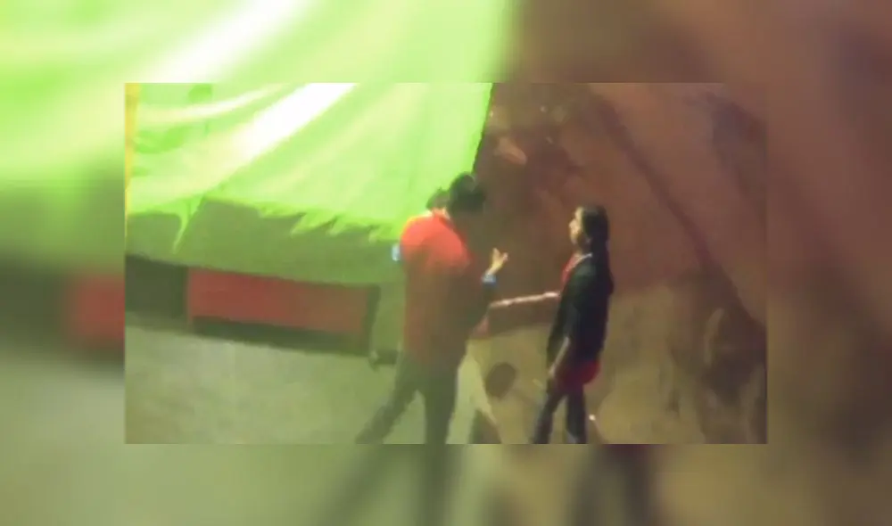 Delincuentes golpearon con la cacha de la pistola al dueño del chifa y fugaron, pese a los intentos de una mujer para detenerlos. (Foto: Captura de video / Latina Noticias)