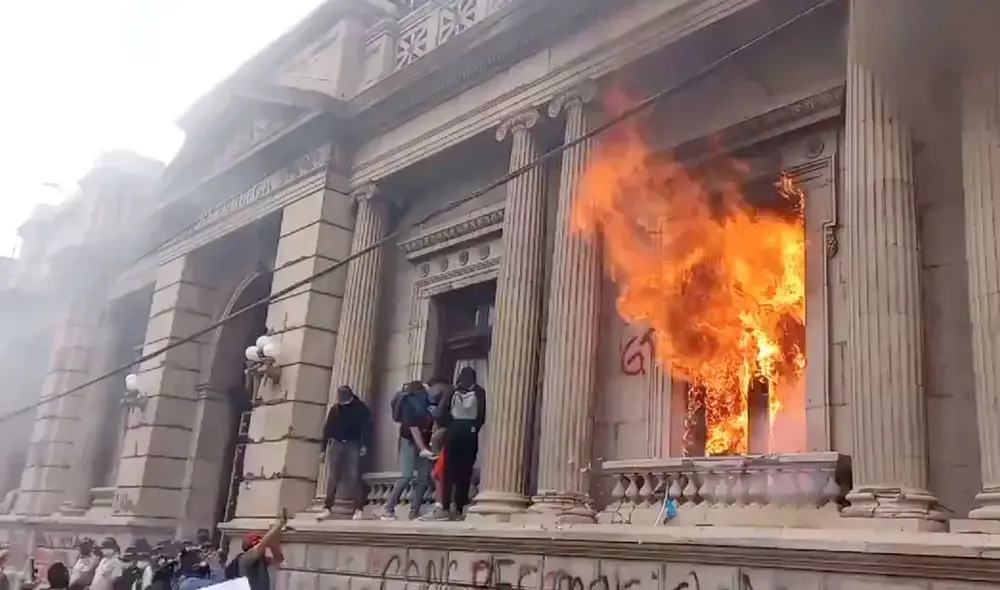 Manifestantes protestan en varias partes de Guatemala contra el Gobierno y el Congreso, en rechazo al presupuesto de ingresos y egresos del Estado para 2021. Foto: EFE