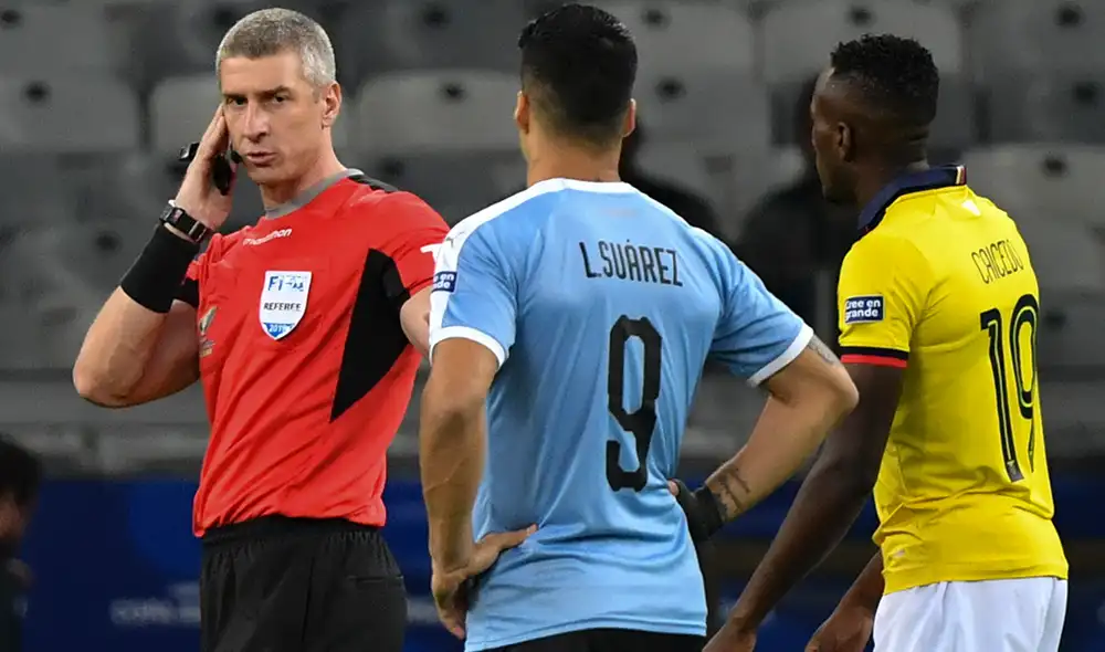Alejandro Domínguez, presidente de la Conmebol, afirmó estar de acuerdo con la utilización del VAR en las Eliminatorias sudamericanas. | Foto: AFP