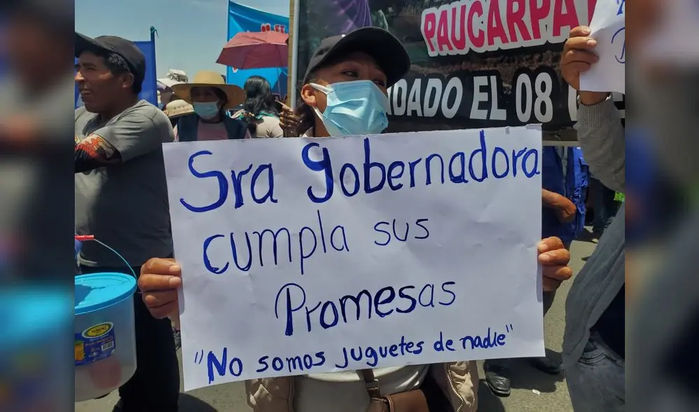 Pobladores exigen a la gobernadora regional, Kimmerlee Gutiérrez, que cumpla su promesa. Foto. Leonela Aquino. Pobladores exigen a la gobernadora regional, Kimmerlee Gutiérrez, que cumpla su promesa. Foto. Leonela Aquino.