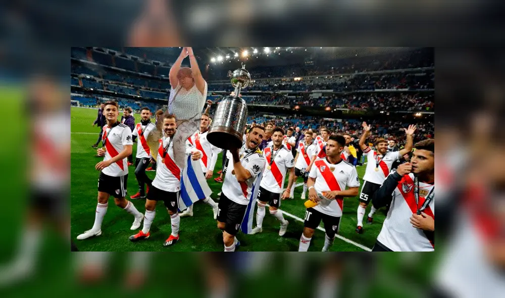 Vía Facebook: mujer se queda dormida en bus y es víctima de crueles memes [FOTOS]