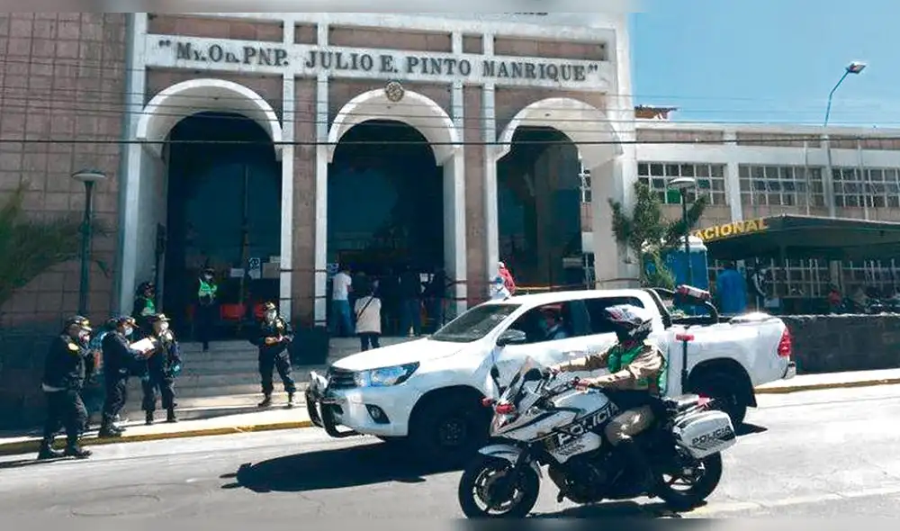 crisis. Solo para las pruebas rápidas hacen colas a diario y los agentes que requieren ser hospitalizados, son atendidos en pasillos.