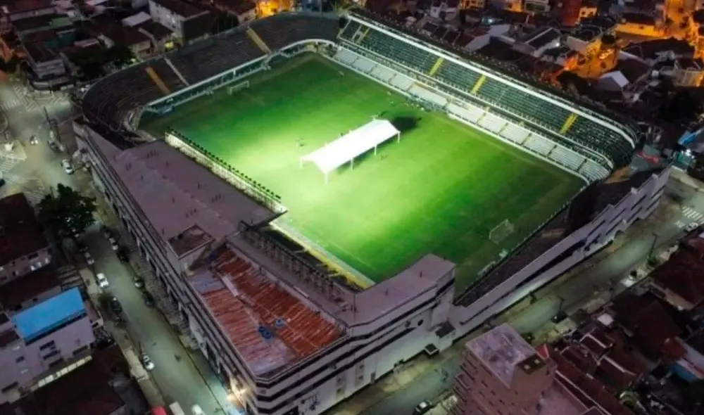 Pelé se volvió una leyenda en el Santos FC. Foto: Olé