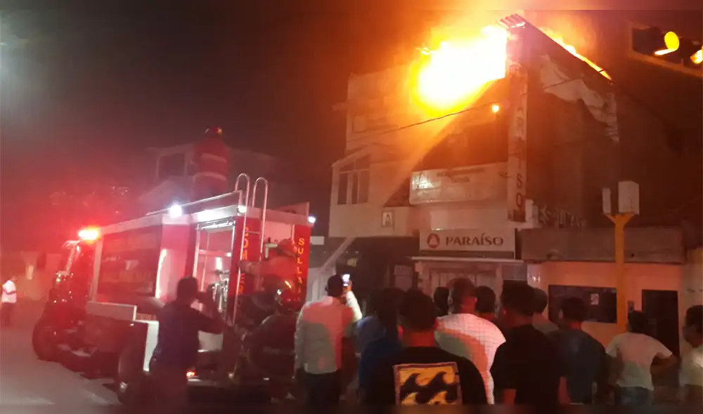 Piura: se incendia conocida colchonería en Sullana 