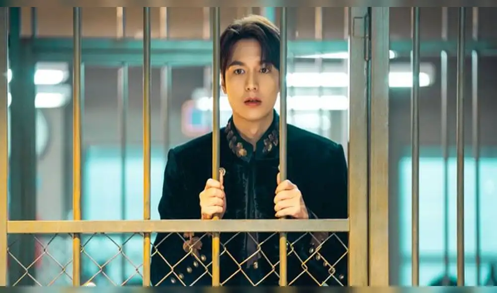 Desliza para ver más fotos de Lee Min Ho en The king: eternal monarch.