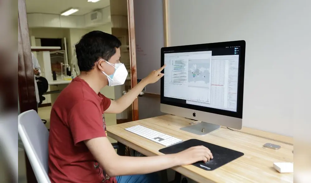 Con las secuencias de ADN, el científico Pedro Romero se encarga de reconstruir el genoma del virus. Foto: Antonio Melgarejo.