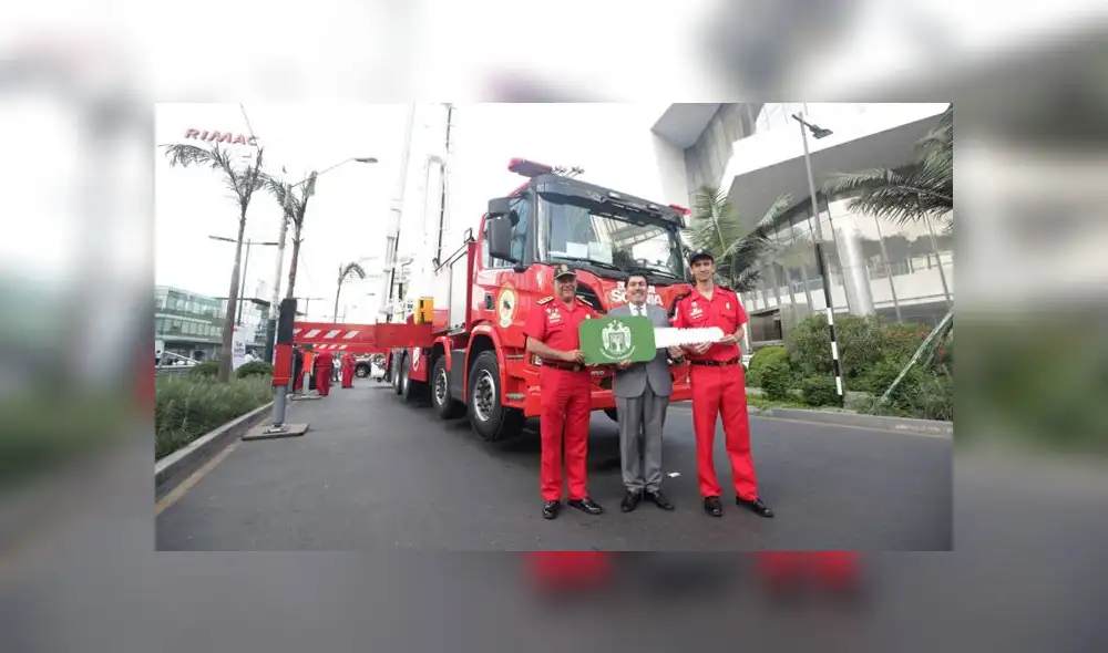 Camión ha sido bautizado con el nombre ‘Bronto 100’. Bronto por la gama de máquinas y 100 en honor a la Compañía de Bomberos 100 de San Isidro. (Foto: Municipalidad de San Isidro)