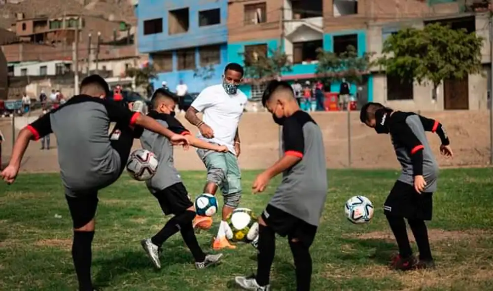 Guisazola contó que Jefferson Farfán lo viene apoyando en su ONG 'La casa de Alejita'. Foto: Instagram/Roberto Guisazola