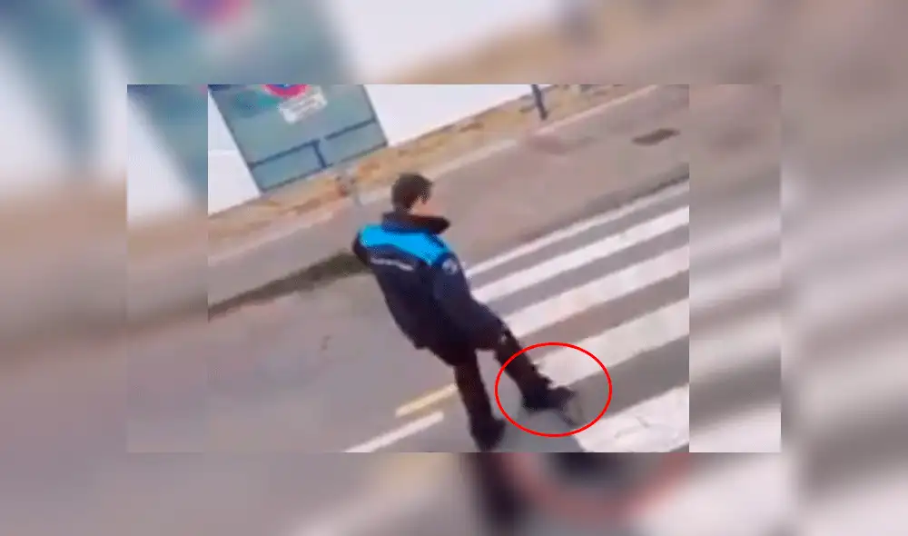 Policía pateando al minino.