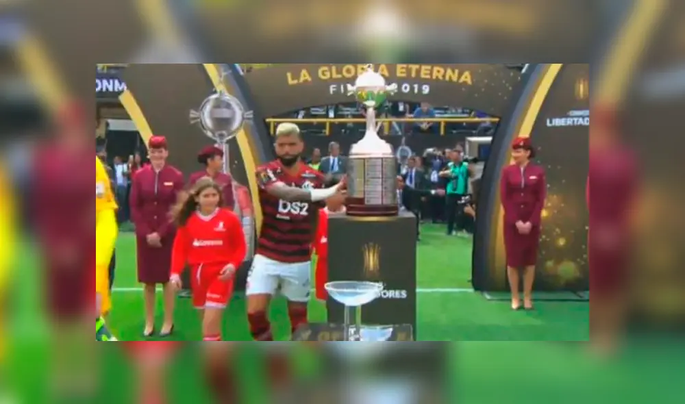 Gabriel Barboso tocó el trofeo a su salida al campo de juego del Monumental. Foto: Captura