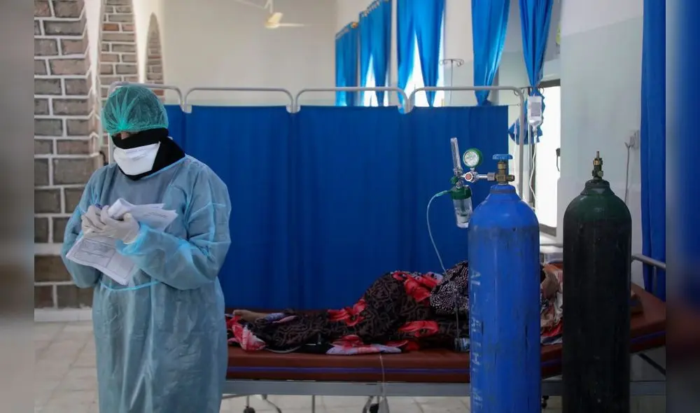 Un médico yemení trata a un paciente con COVID-19 en un centro de cuarentena. Foto: AFP.