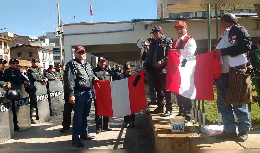 Huancayo: CGTP y otras instituciones lavan la bandera en protesta contra la corrupción 