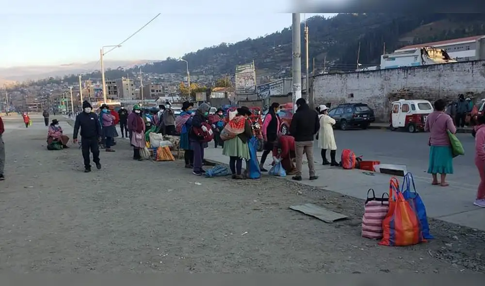 Comerciantes ambulantes, se apostaron en las afueras del estadio Los Chankas en Apurimac.