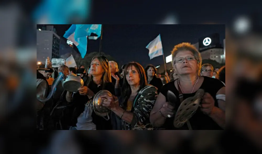 "Cacerolazo" se repitió en diversas partes de Latinoamérica, como en las protestas del 2001 y 2002 en Argentina.