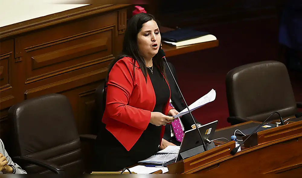 Ministra Flor Pablo defendió currículo de ataque de conservadores 