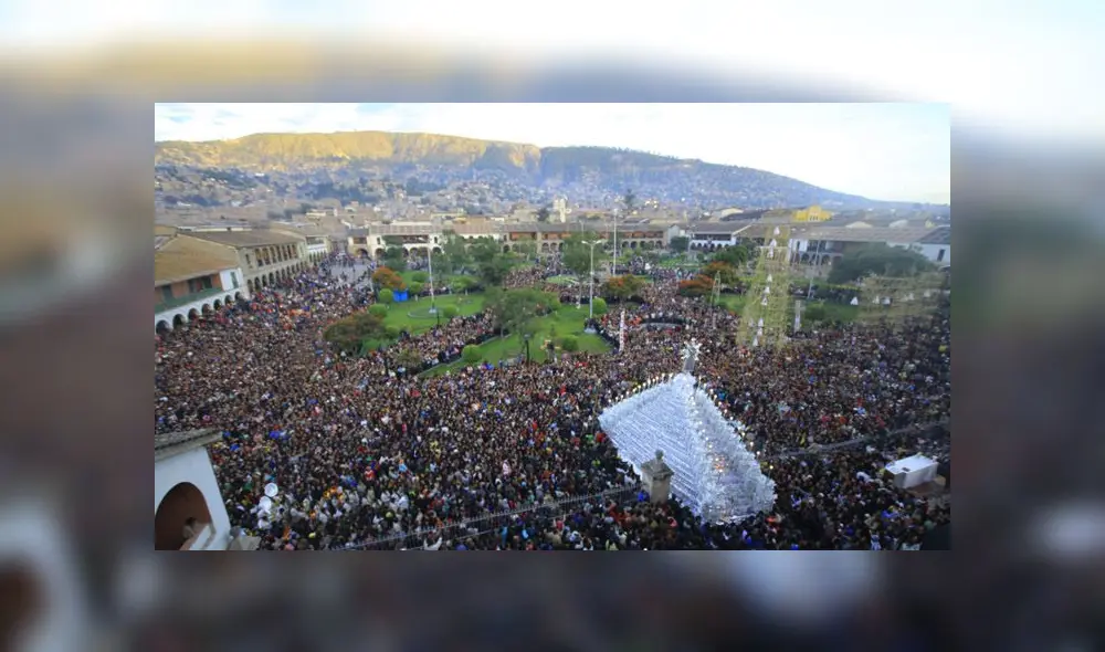 La semana Santa en Ayacucho es una de las fervorosas del país. En la imagen, un grupo de personas en la procesión del Cristo Resucitado en la Plaza de Armas de la ciudad. (Foto: Archivo)
