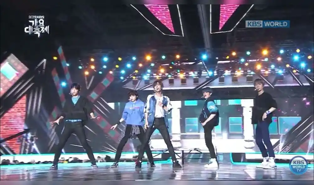 TXT durante su performance en el KBS Song Festival 2019.