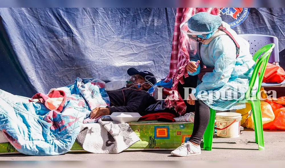 En el suelo. Familiares de Fernando trajeron un colchón para que pueda esperar tranquilo atención en hospital COVID. En el suelo. Familiares de Fernando trajeron un colchón para que pueda esperar tranquilo atención en hospital COVID.