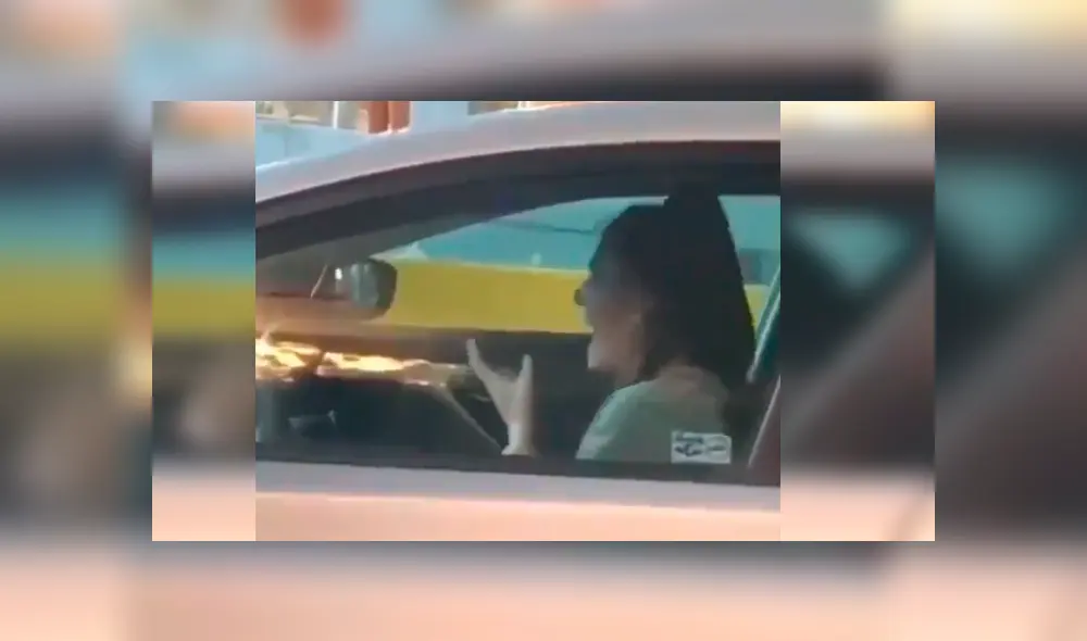 Video es viral en Facebook. La joven empezó a bailar mientras esperaba el cambio de luz de semáforo, cuando se percató de que la estaban mirando