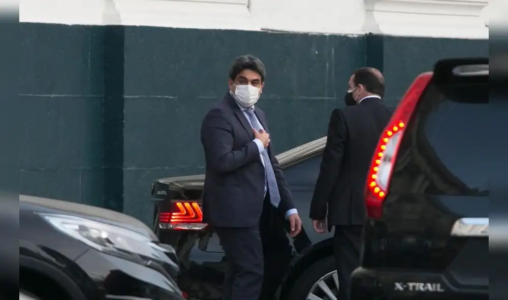 Benavides estuvo ocho horas en el Hemiciclo, escuchando las intervenciones de la representación de las nueve bancadas. Foto: Felix Contreras / La República.