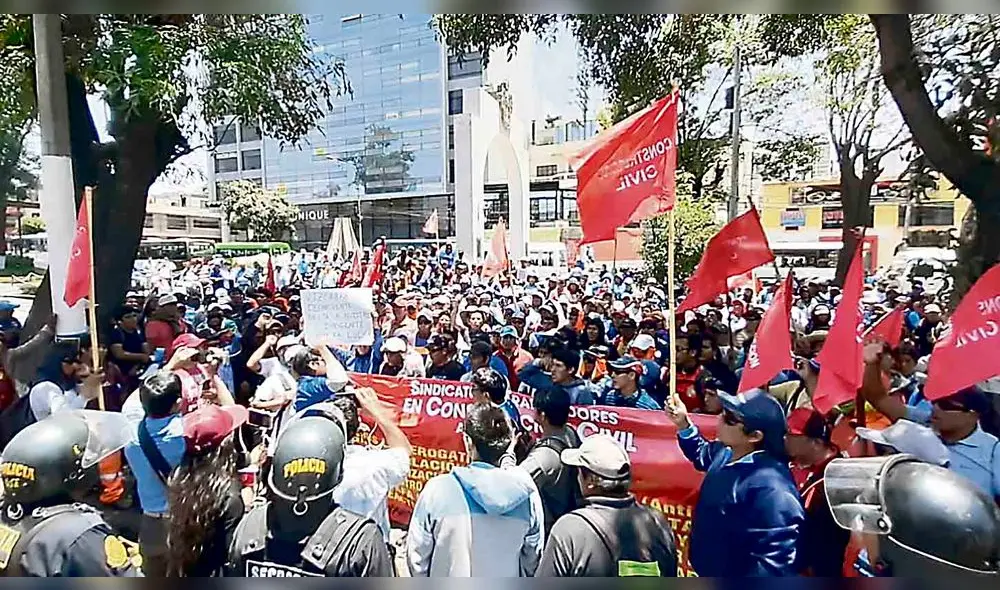 concentración. Obreros en Av. Ejército respaldan a dirigentes.