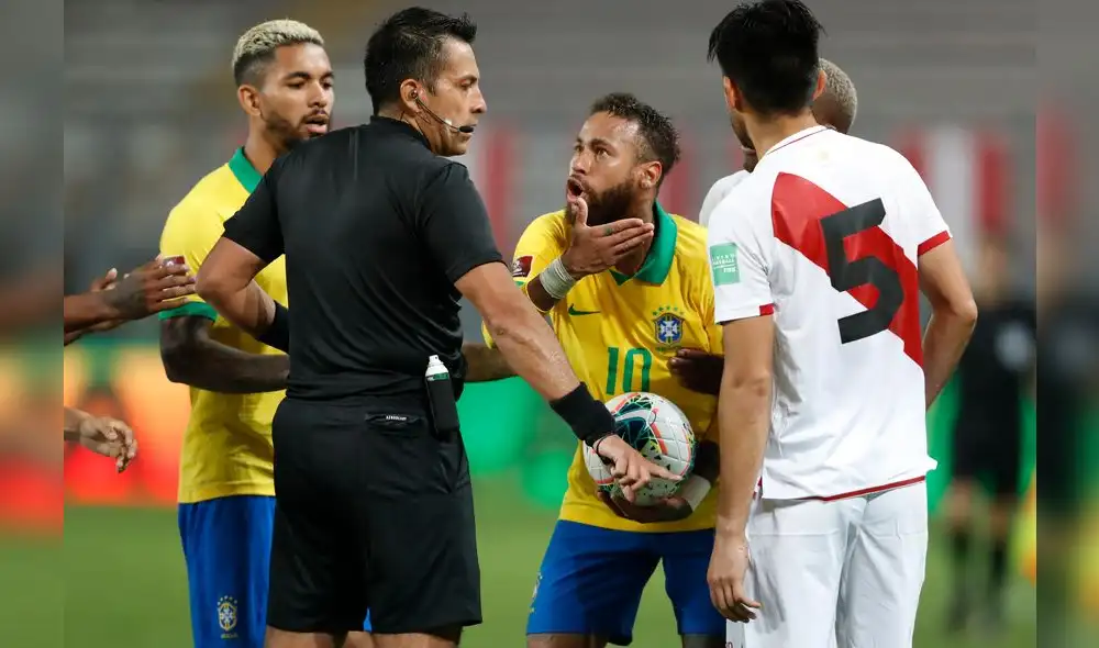Medios coincidieron en calificar de polémico el arbitraje. Foto: AFP/Capturas Medios coincidieron en calificar de polémico el arbitraje. Foto: AFP/Capturas