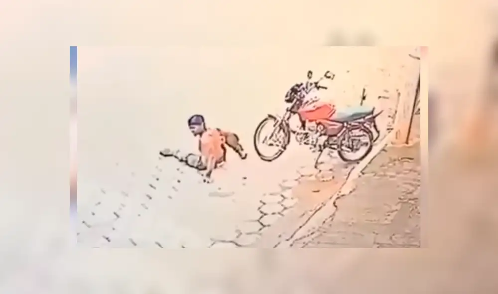 Facebook viral: Ciclista queda en ridículo tras querer 'vengarse' de moto mal estacionada [VIDEO]