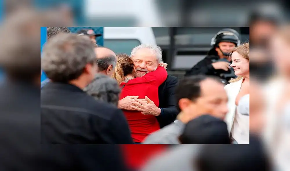 En Curitiba gran cantidad de personas esperaban al ex jefe de Estado. Foto: EFE En Curitiba gran cantidad de personas esperaban al ex jefe de Estado. Foto: EFE