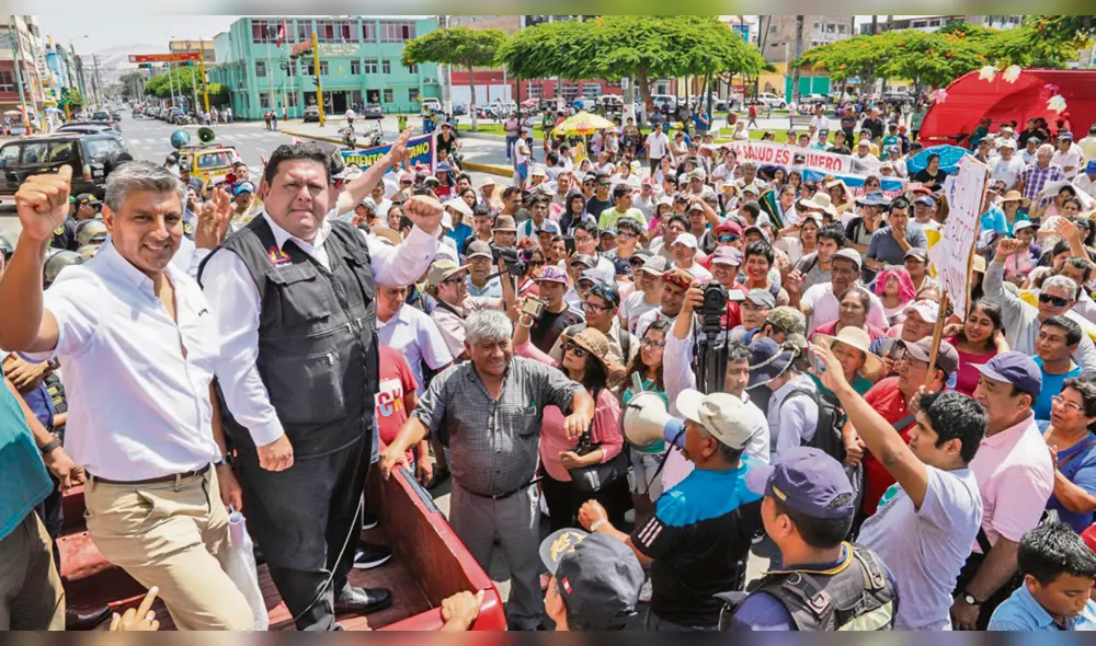 Respaldo. Alcalde Roberto Briceño recibió apoyo de pobladores. Respaldo. Alcalde Roberto Briceño recibió apoyo de pobladores.