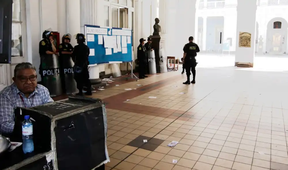 Protesta por elecciones del CAL. Foto: John Reyes / La República. Protesta por elecciones del CAL. Foto: John Reyes / La República.