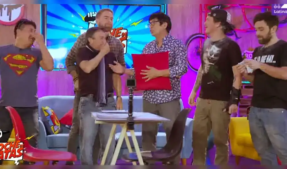 “Noche de patas”: ‘Chato’ Barraza besa a Carlos Vílchez  para ganar concurso de chistes [VIDEO]