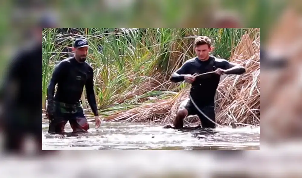 Dos jóvenes quedaron cara a cara con un enorme cocodrilo.