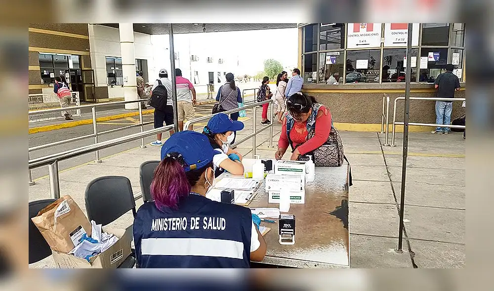 vecinos. En el control fronterizo de Chacalluta (Arica), consultan a viajeros sobre estado de salud y de qué países provienen. vecinos. En el control fronterizo de Chacalluta (Arica), consultan a viajeros sobre estado de salud y de qué países provienen.